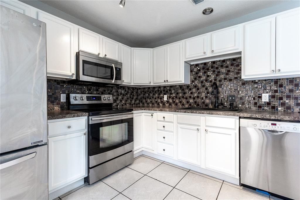 For Sale: $255,000 (2 beds, 2 baths, 1100 Square Feet)