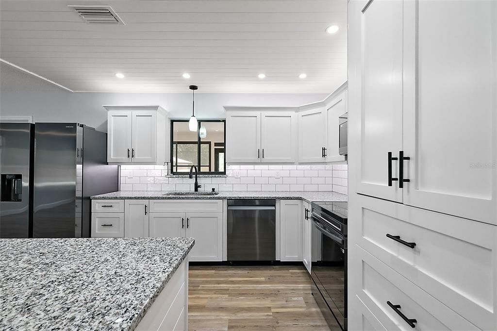 Beautiful kitchen with granite countertops and new black SS appliances!