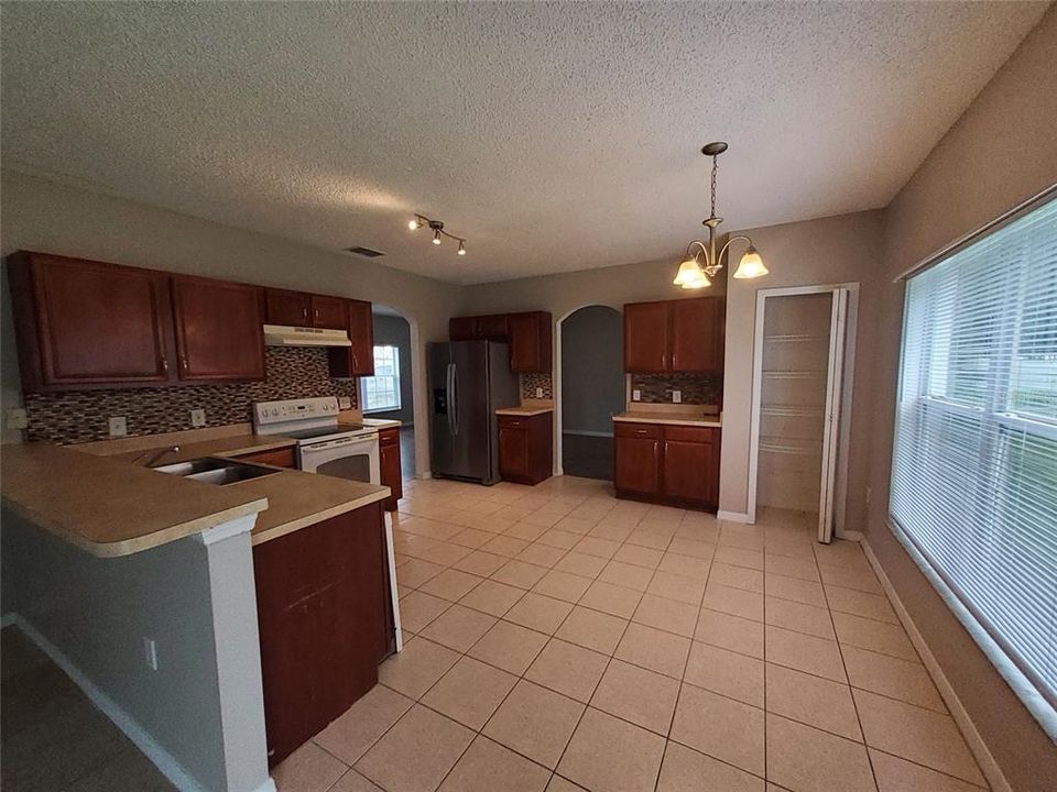 For Rent: $2,000 (4 beds, 2 baths, 2113 Square Feet)