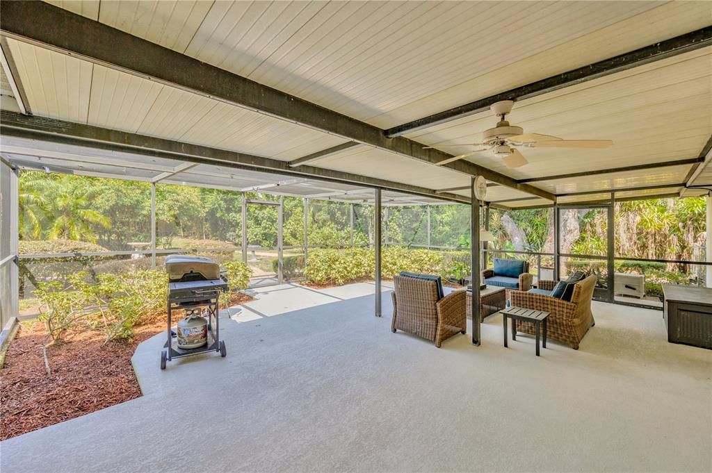 Large screened in lanai!