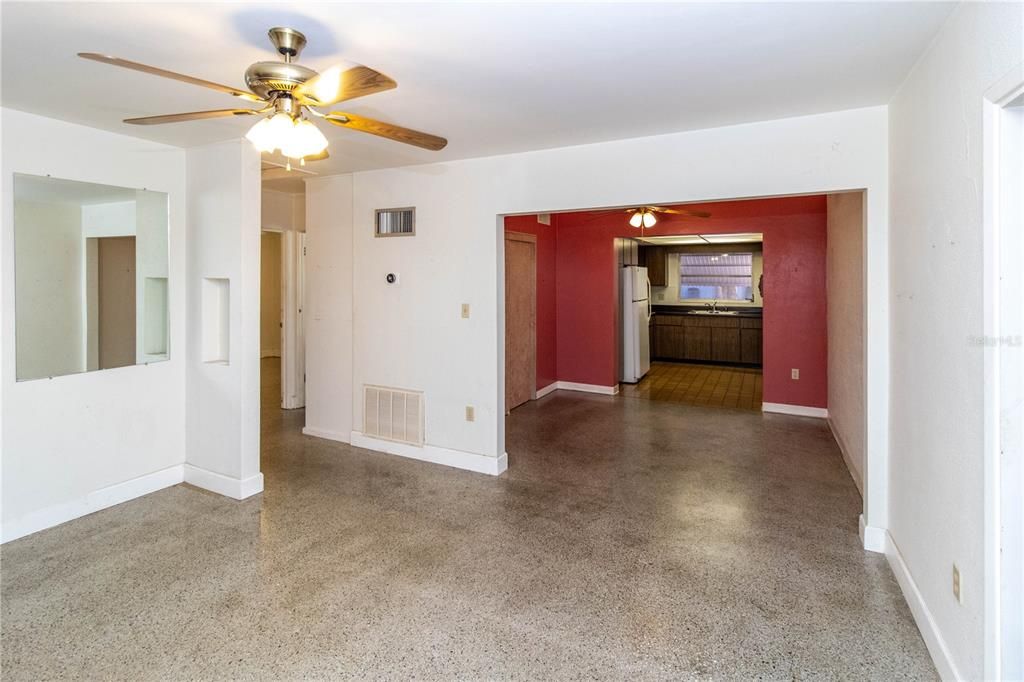 For Sale: $224,000 (2 beds, 1 baths, 1104 Square Feet)