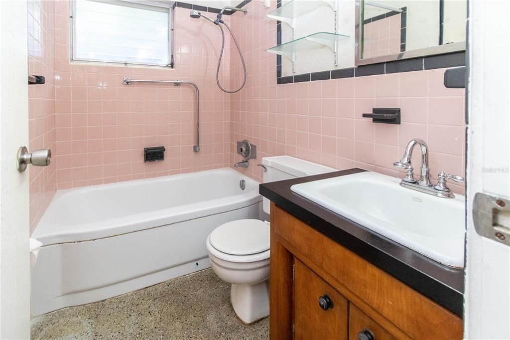 For Sale: $224,000 (2 beds, 1 baths, 1104 Square Feet)