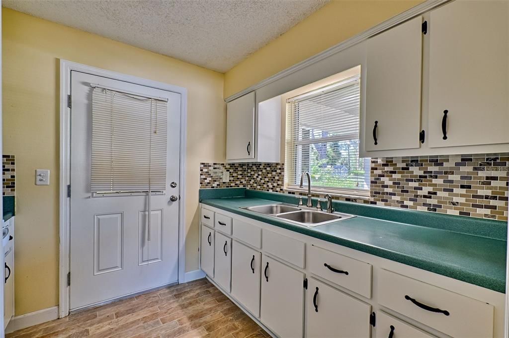 For Sale: $184,900 (1 beds, 1 baths, 720 Square Feet)