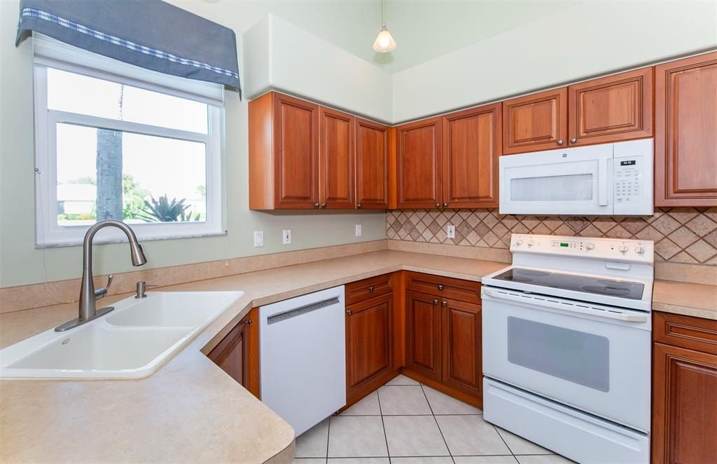 For Sale: $395,000 (2 beds, 2 baths, 1910 Square Feet)