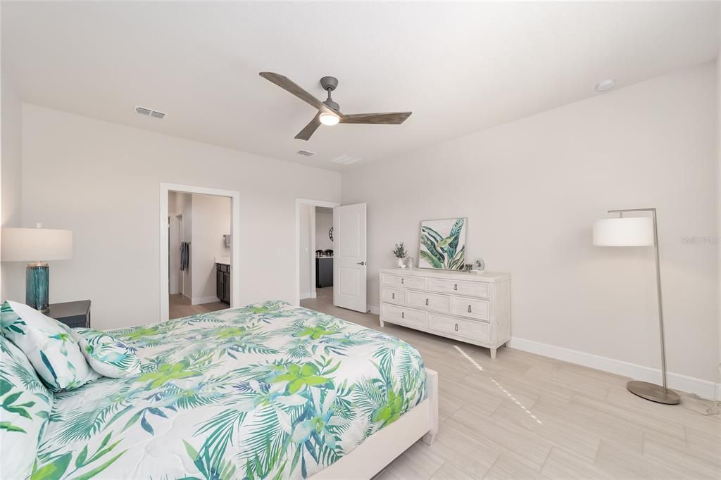 For Sale: $419,900 (2 beds, 2 baths, 1923 Square Feet)