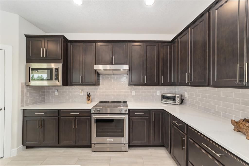 For Sale: $419,900 (2 beds, 2 baths, 1923 Square Feet)