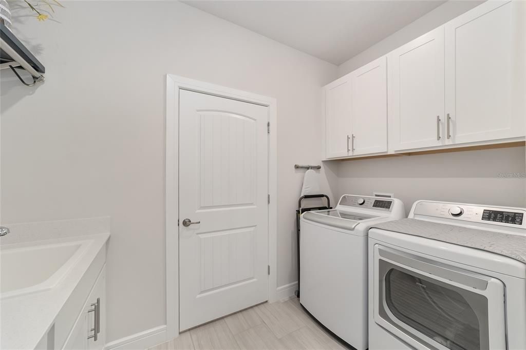 For Sale: $419,900 (2 beds, 2 baths, 1923 Square Feet)