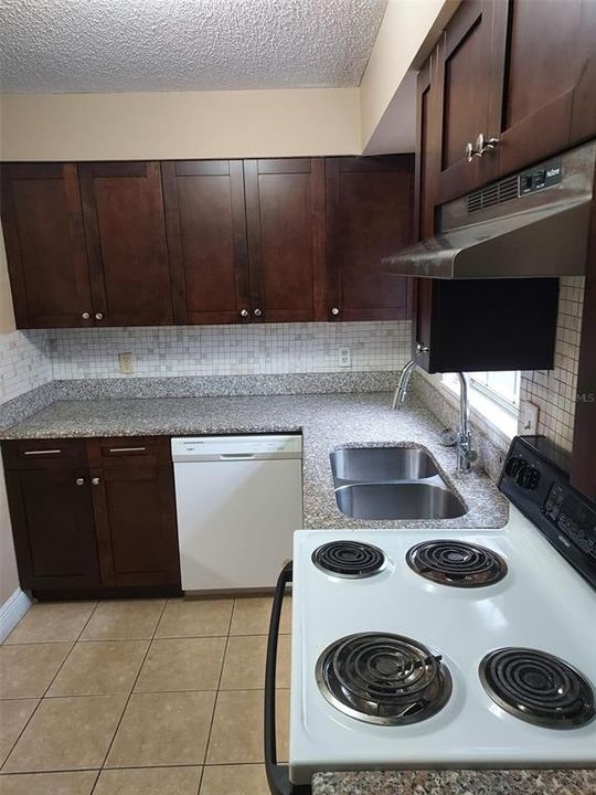 For Rent: $1,700 (2 beds, 1 baths, 1098 Square Feet)