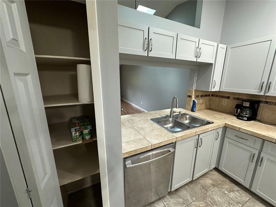 For Sale: $329,000 (2 beds, 2 baths, 991 Square Feet)