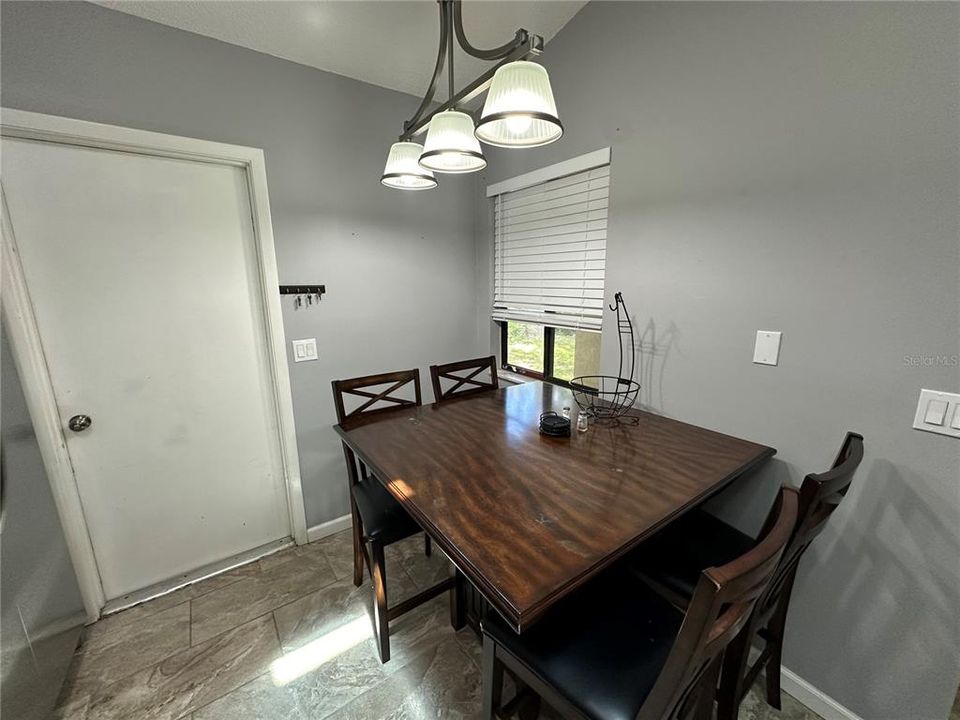 For Sale: $329,000 (2 beds, 2 baths, 991 Square Feet)