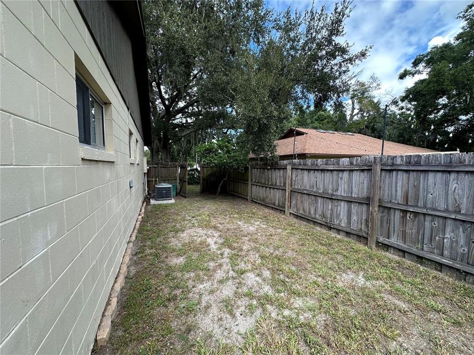 For Sale: $329,000 (2 beds, 2 baths, 991 Square Feet)