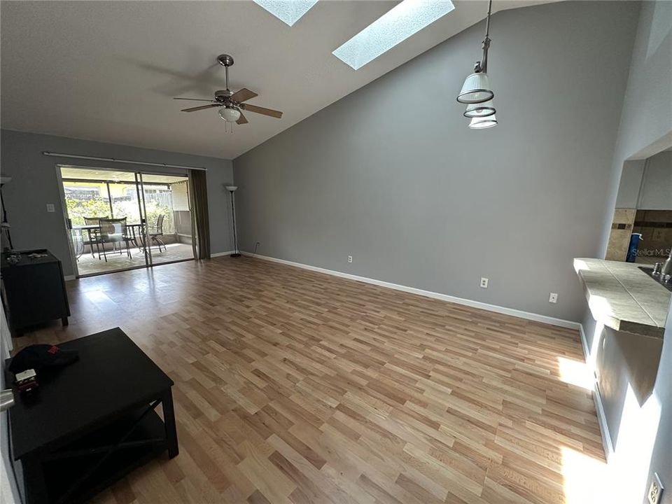 For Sale: $329,000 (2 beds, 2 baths, 991 Square Feet)