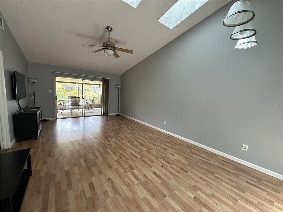 For Sale: $329,000 (2 beds, 2 baths, 991 Square Feet)