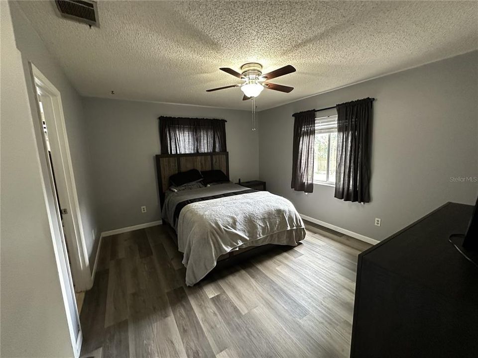 For Sale: $329,000 (2 beds, 2 baths, 991 Square Feet)