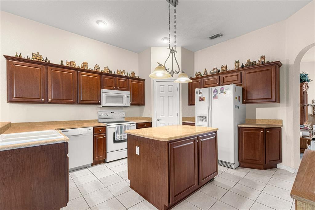 For Sale: $334,900 (3 beds, 2 baths, 2031 Square Feet)