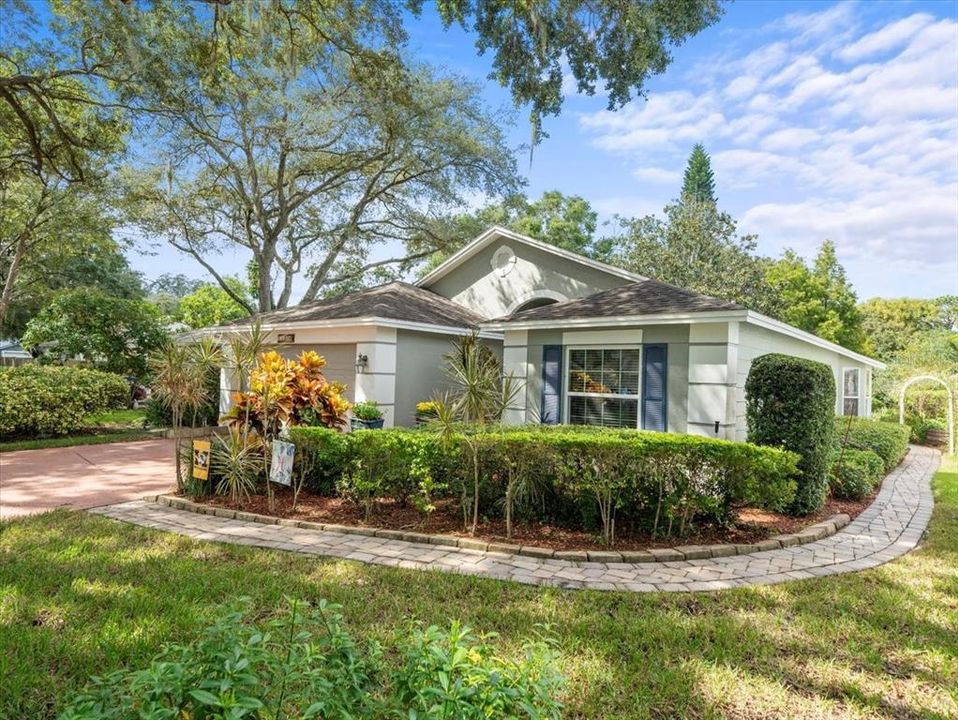 For Sale: $450,000 (3 beds, 2 baths, 1126 Square Feet)