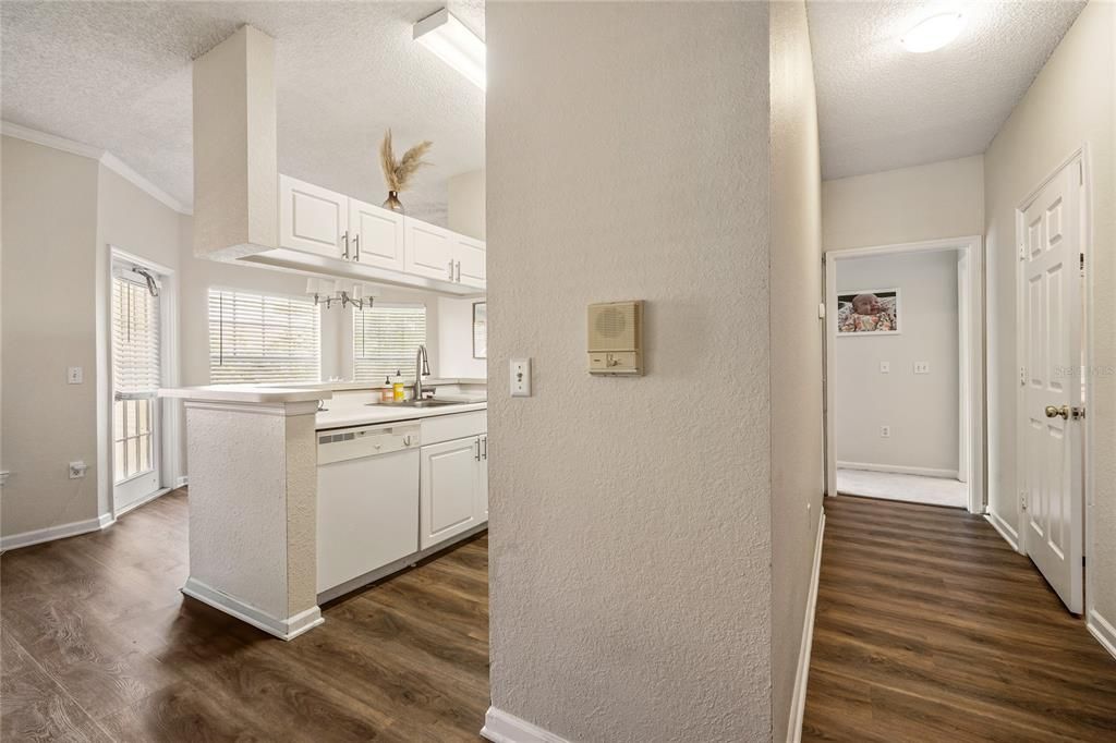 For Sale: $246,700 (2 beds, 2 baths, 1117 Square Feet)