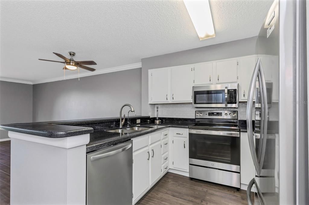 For Sale: $214,900 (1 beds, 1 baths, 721 Square Feet)