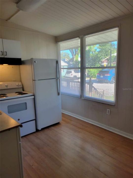 For Rent: $1,799 (2 beds, 1 baths, 768 Square Feet)