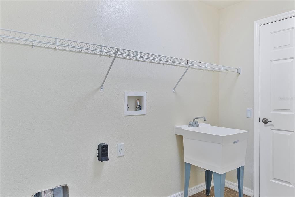 For Rent: $2,100 (3 beds, 2 baths, 1799 Square Feet)