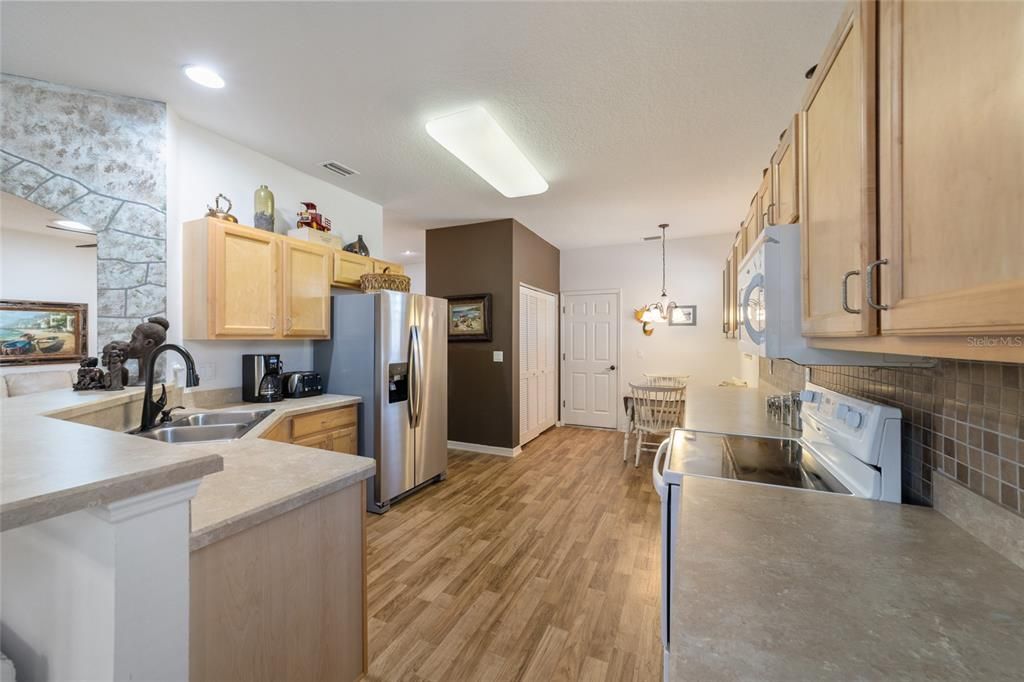 For Sale: $309,000 (2 beds, 2 baths, 1758 Square Feet)