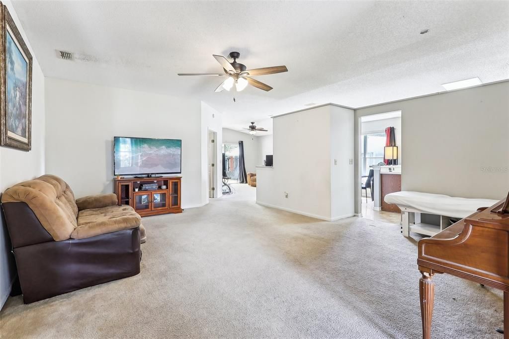 For Sale: $335,000 (3 beds, 2 baths, 1578 Square Feet)