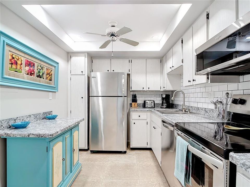 For Sale: $229,000 (2 beds, 2 baths, 940 Square Feet)