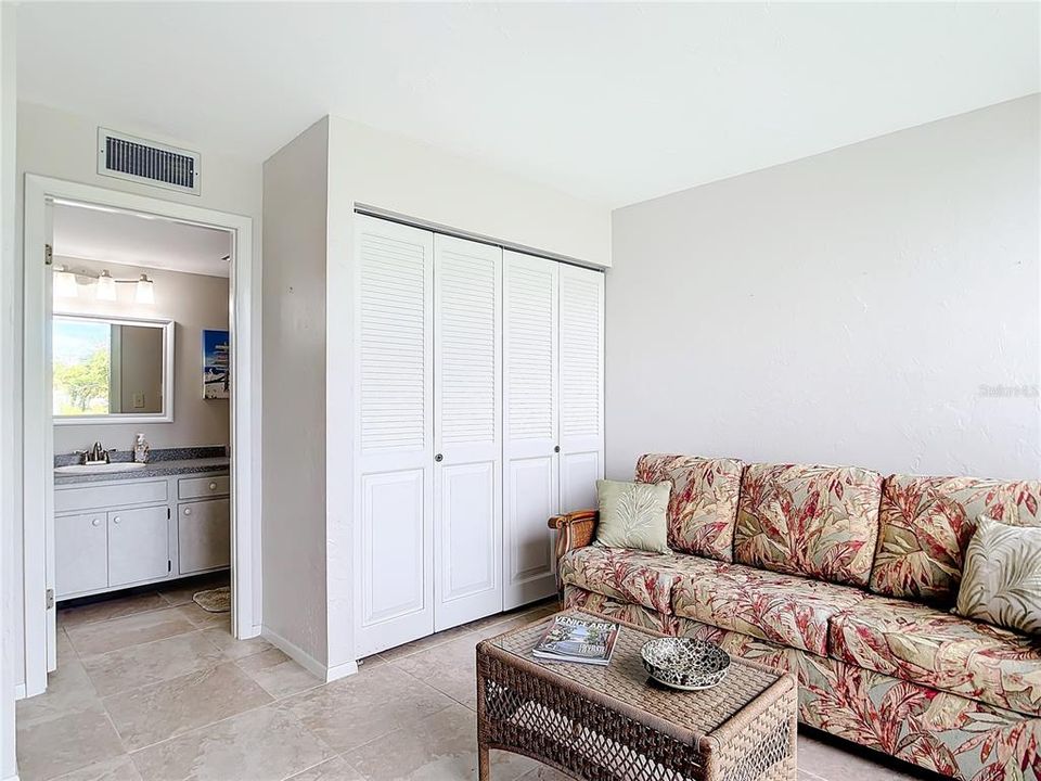 For Sale: $229,000 (2 beds, 2 baths, 940 Square Feet)