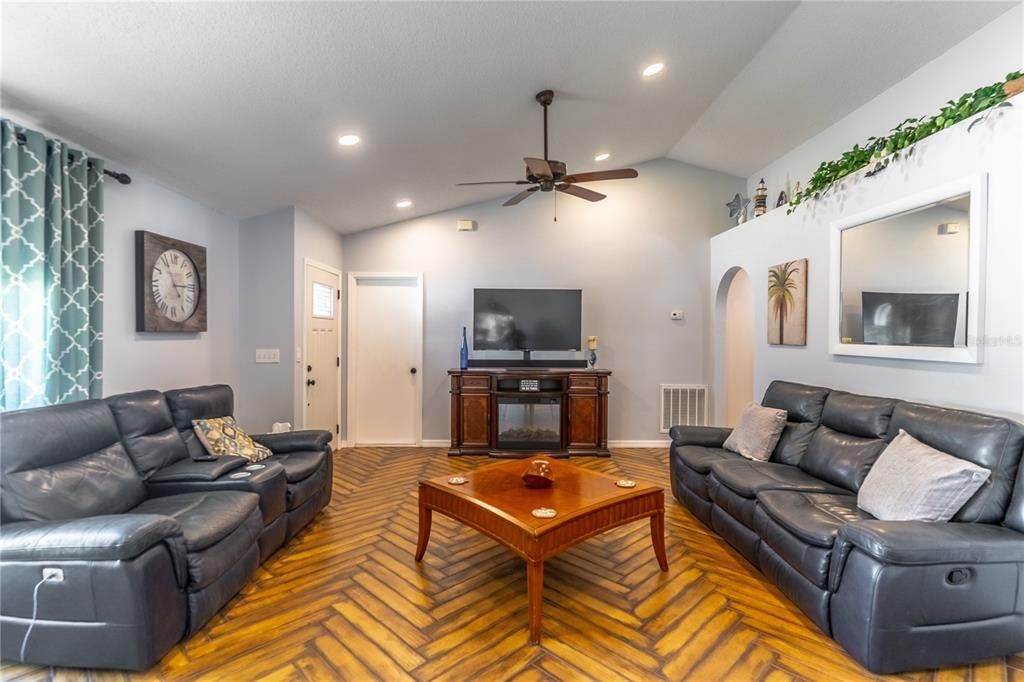 For Sale: $364,900 (3 beds, 2 baths, 1292 Square Feet)