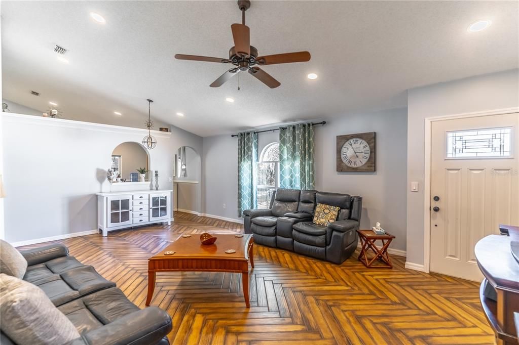 For Sale: $364,900 (3 beds, 2 baths, 1292 Square Feet)