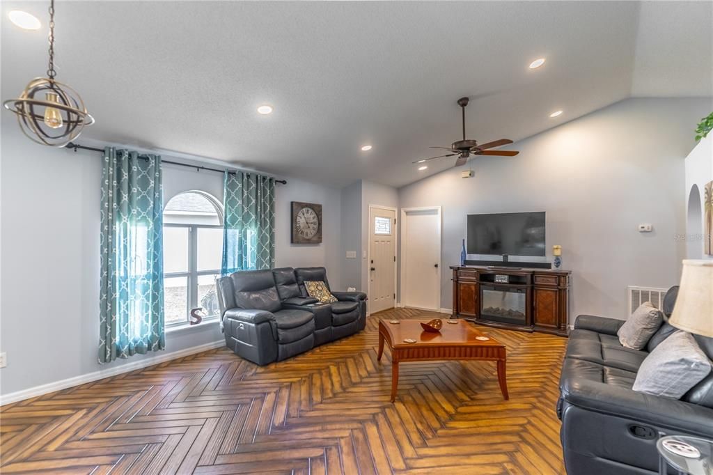 For Sale: $364,900 (3 beds, 2 baths, 1292 Square Feet)