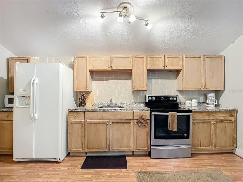 For Sale: $215,000 (2 beds, 1 baths, 1015 Square Feet)