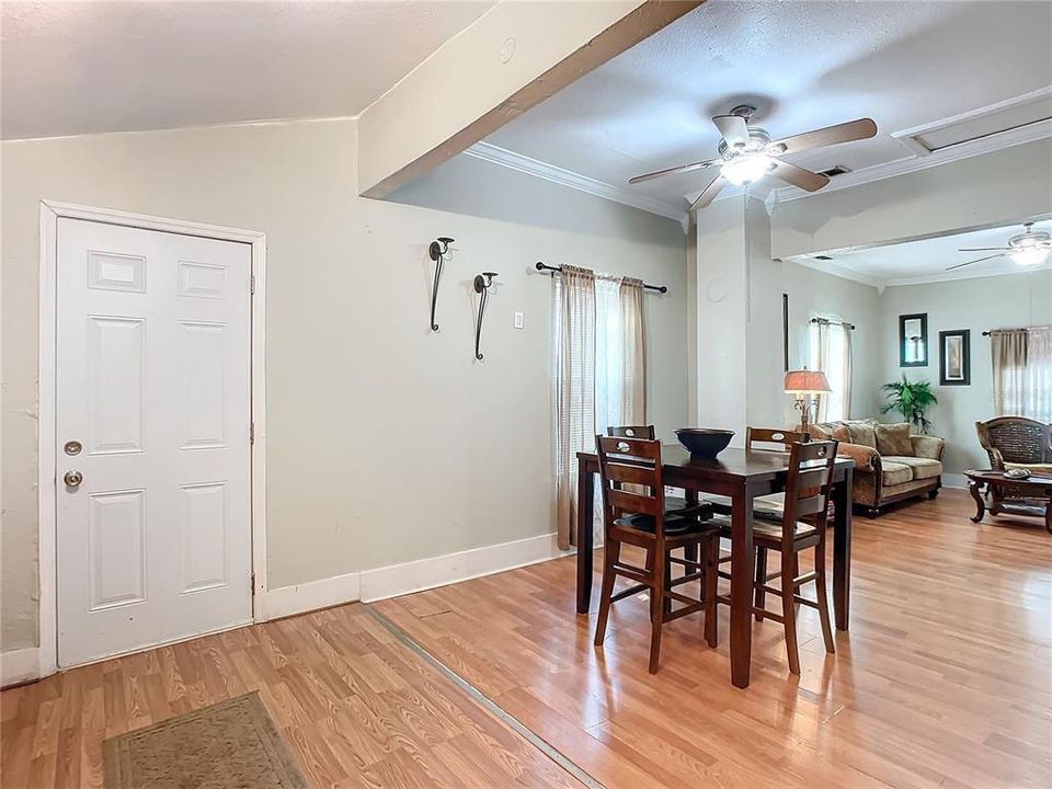 For Sale: $215,000 (2 beds, 1 baths, 1015 Square Feet)