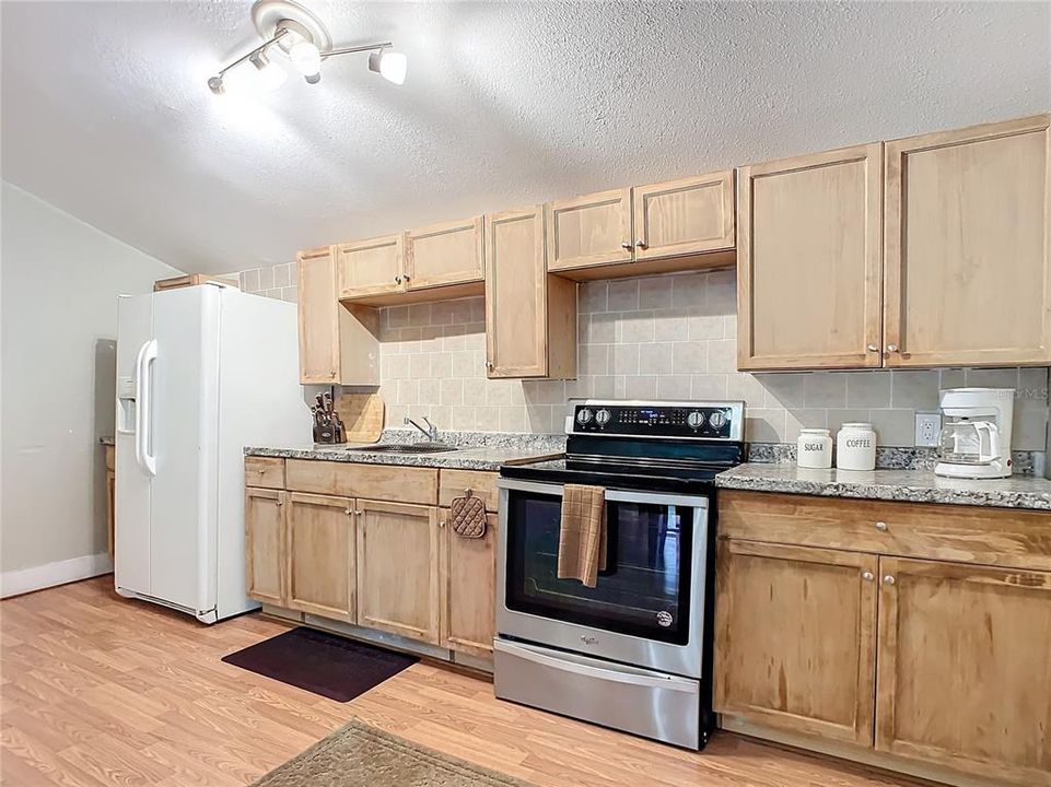 For Sale: $215,000 (2 beds, 1 baths, 1015 Square Feet)