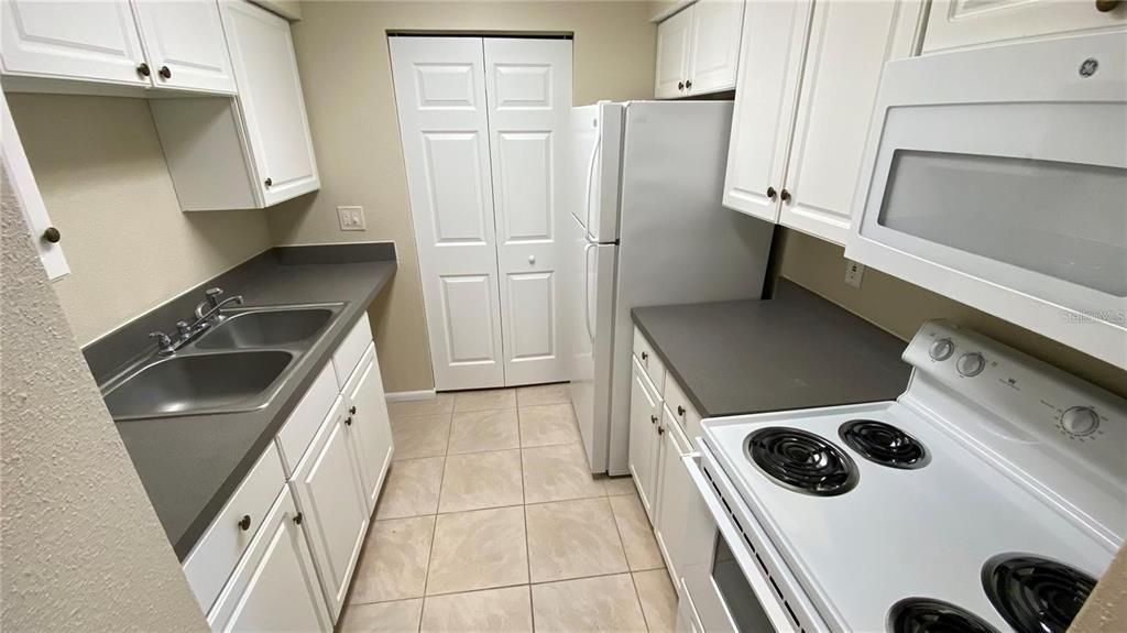 For Sale: $164,900 (1 beds, 1 baths, 645 Square Feet)