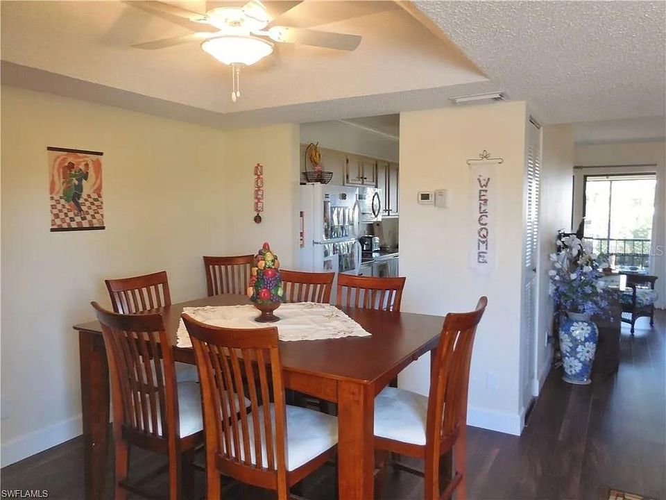 ENTRY DINING AREA