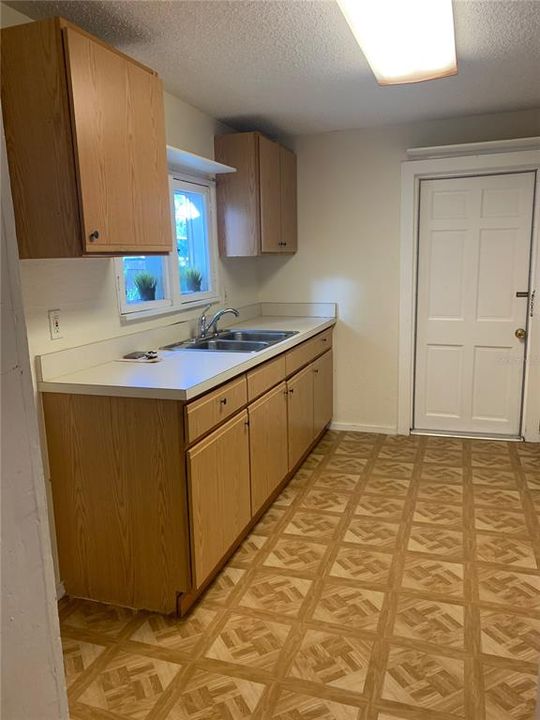 For Rent: $1,295 (1 beds, 1 baths, 665 Square Feet)