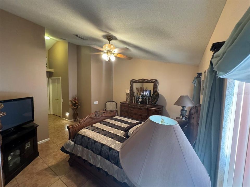 For Sale: $379,900 (4 beds, 2 baths, 1956 Square Feet)