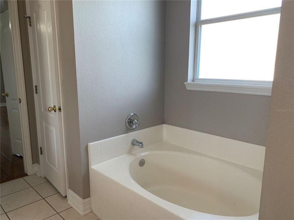 For Rent: $2,195 (3 beds, 2 baths, 1806 Square Feet)