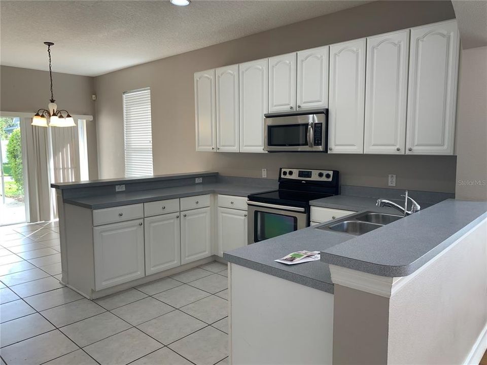 For Rent: $2,195 (3 beds, 2 baths, 1806 Square Feet)