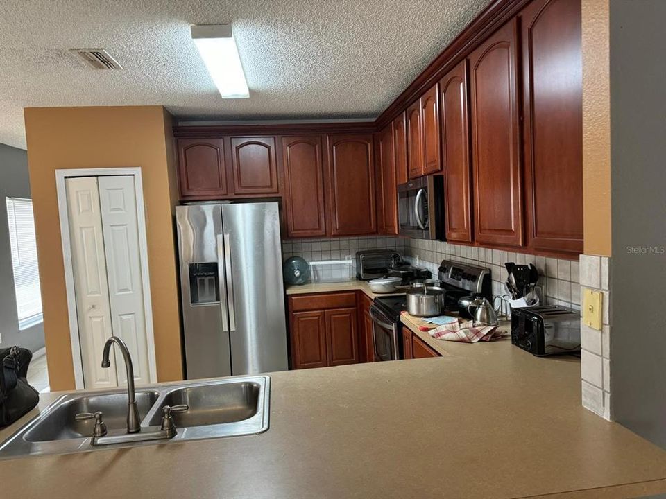 For Rent: $2,500 (4 beds, 2 baths, 2806 Square Feet)