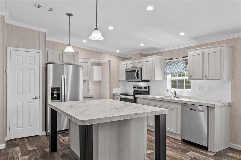 Kitchen w/stainless steel appliances & island