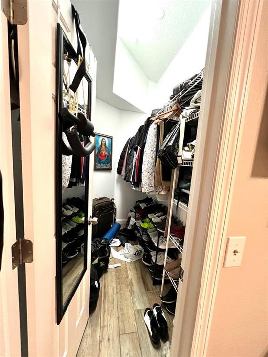 MASTER WALKING CLOSET