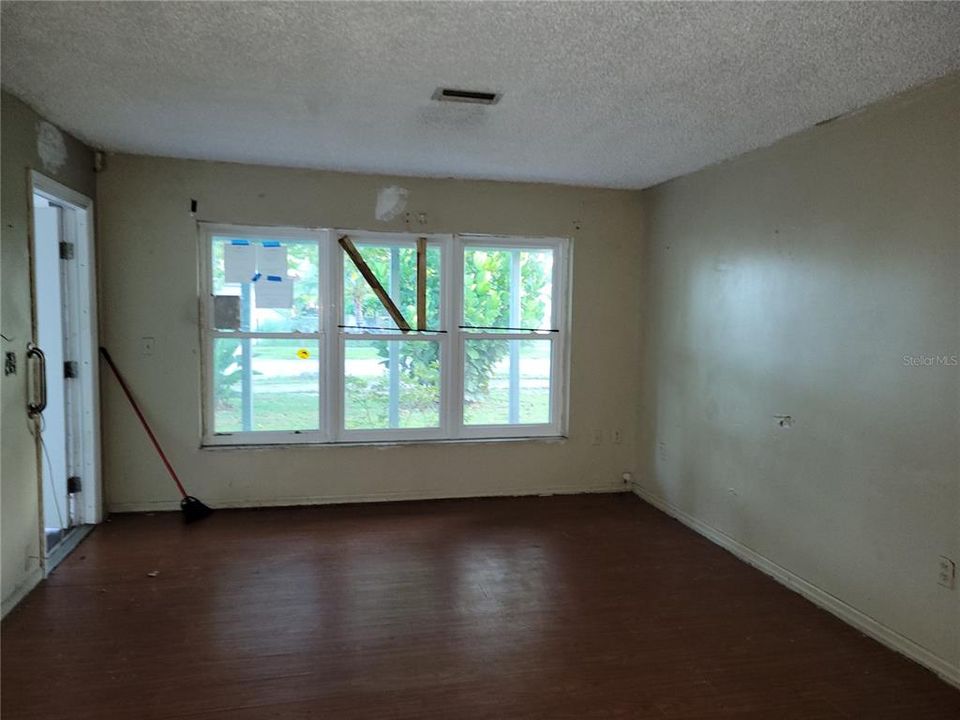 For Sale: $190,000 (4 beds, 2 baths, 1339 Square Feet)