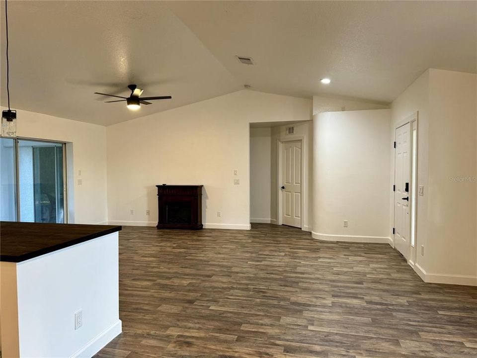 For Sale: $365,000 (3 beds, 2 baths, 1571 Square Feet)