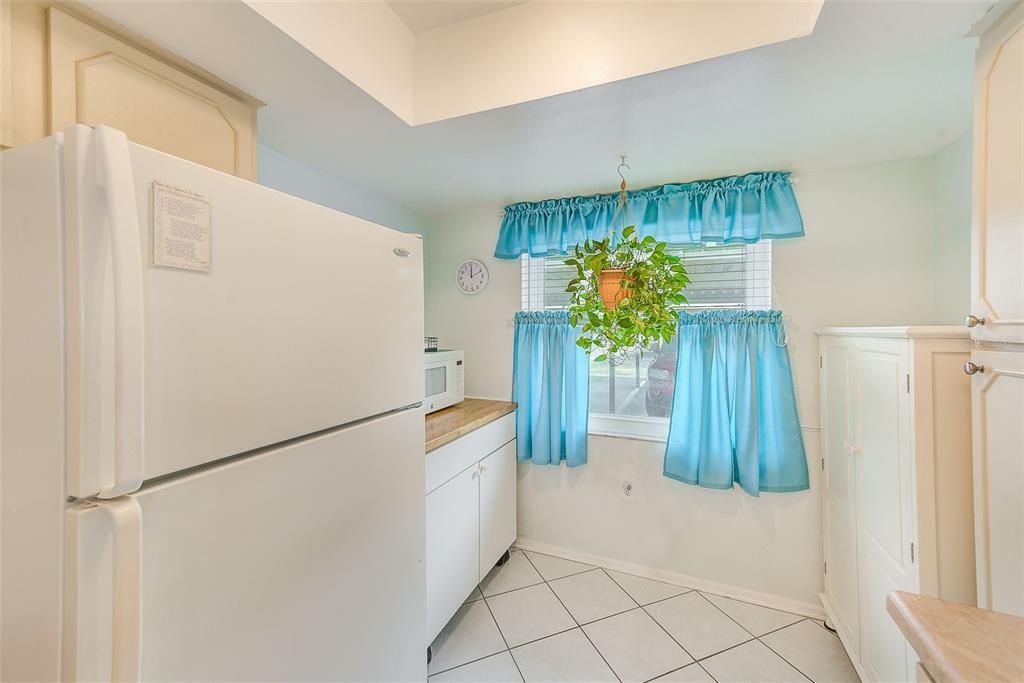 For Sale: $165,000 (1 beds, 1 baths, 855 Square Feet)