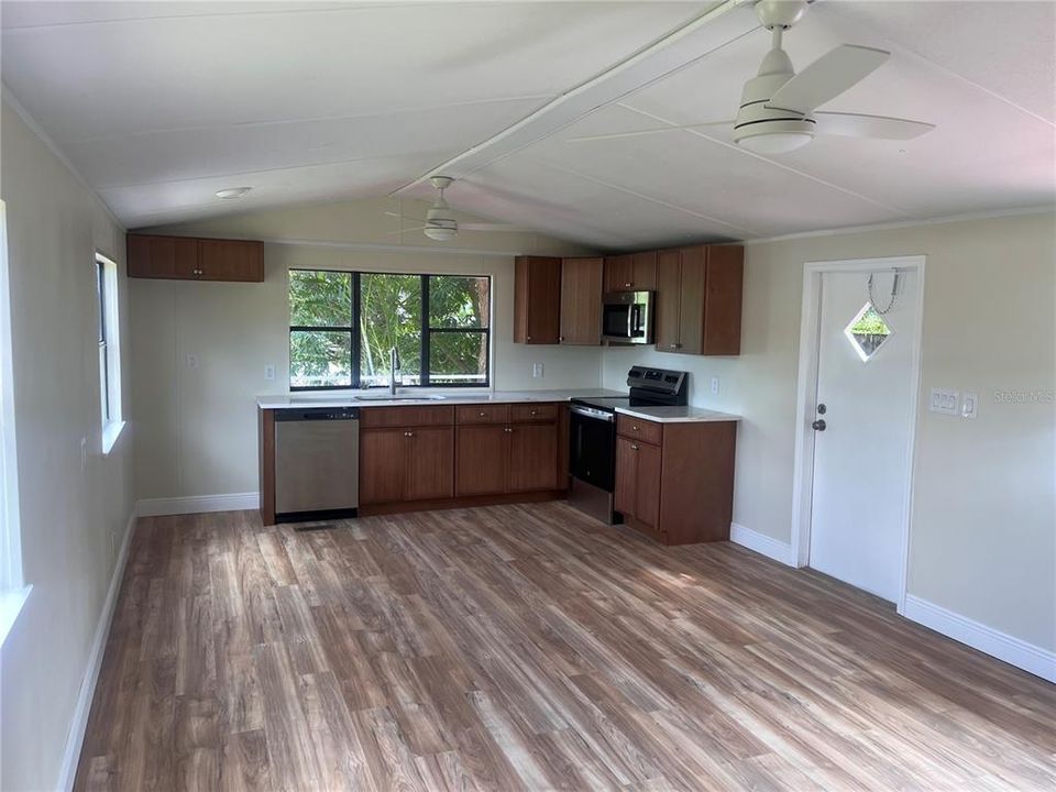 For Sale: $174,900 (2 beds, 2 baths, 784 Square Feet)