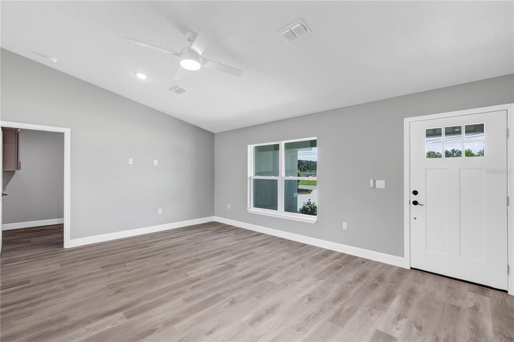 Active With Contract: $2,000 (3 beds, 2 baths, 1439 Square Feet)