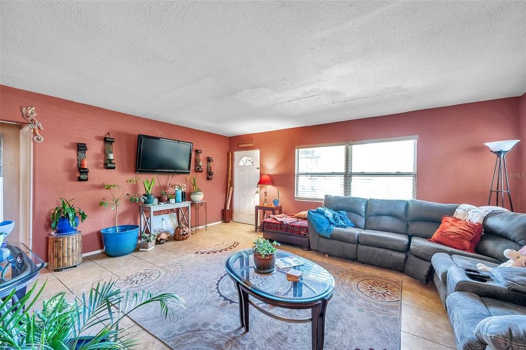 For Sale: $325,000 (3 beds, 1 baths, 1092 Square Feet)