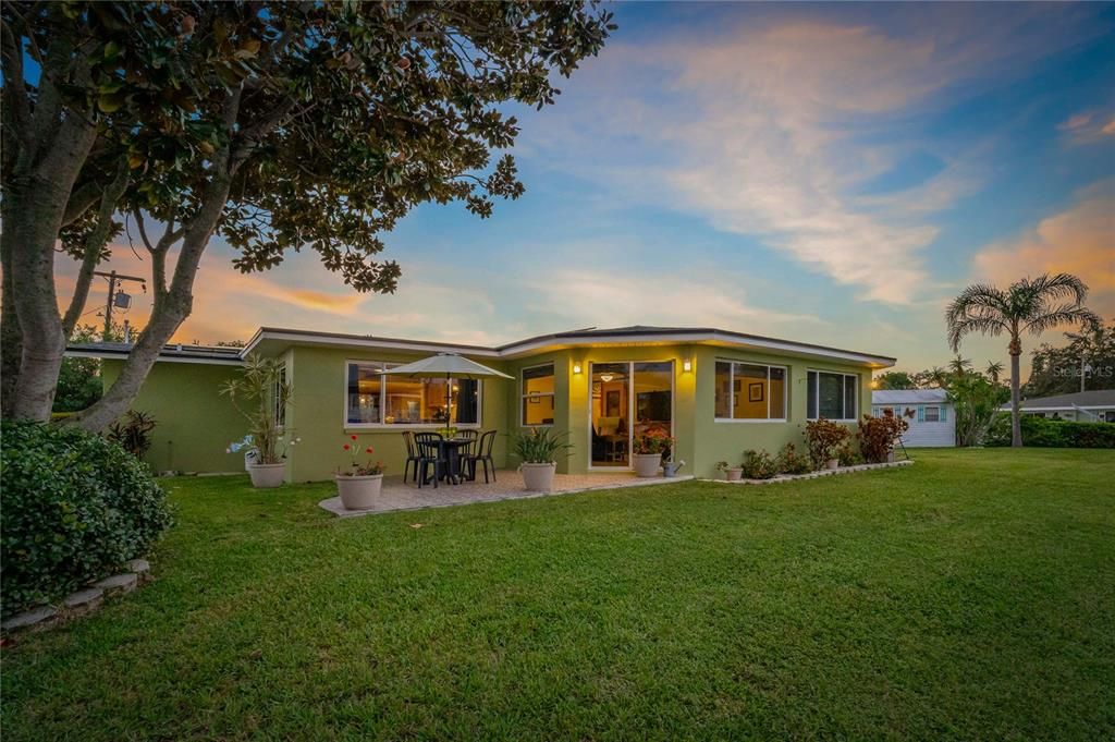 LUSH LAWN & TROPICAL LANDSCAPING!